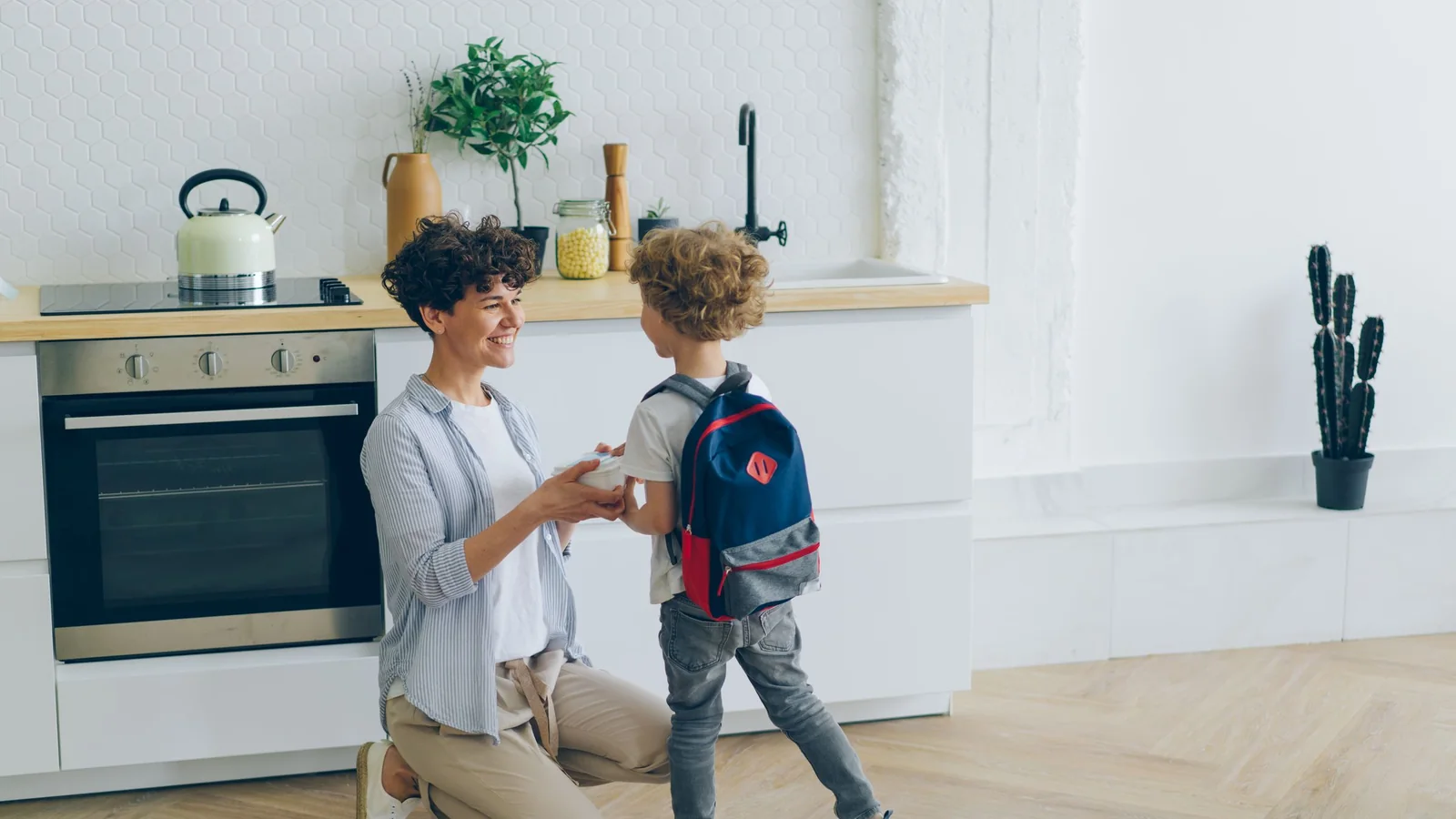 Persona adulta conversando con un estudiante durante la preparación para una nueva etapa escolar.