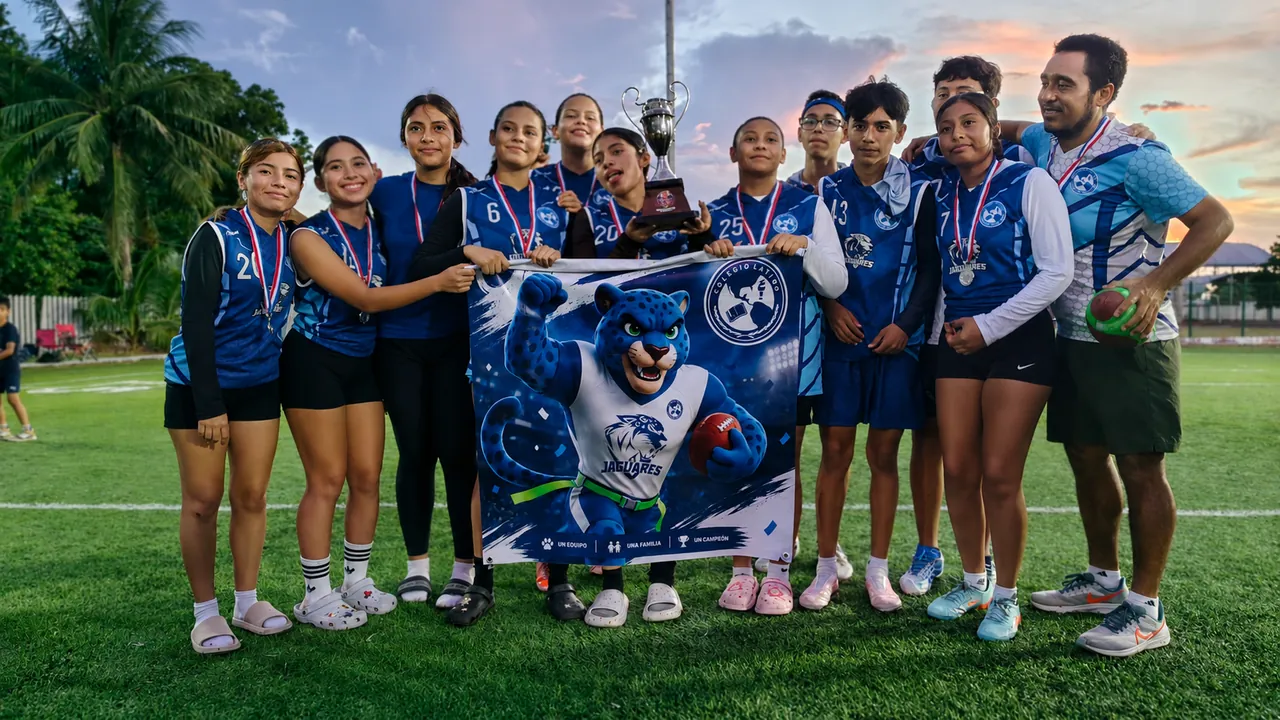 Equipo deportivo de Colegio Latino posando con trofeo y medallas tras un torneo