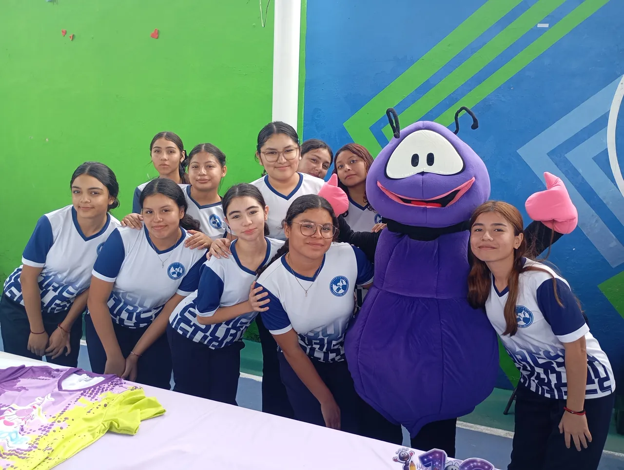 Comunidad estudiantil de Colegio Latino durante una actividad de Voluntariado Juvenil con la Fundación Siiniko'ob