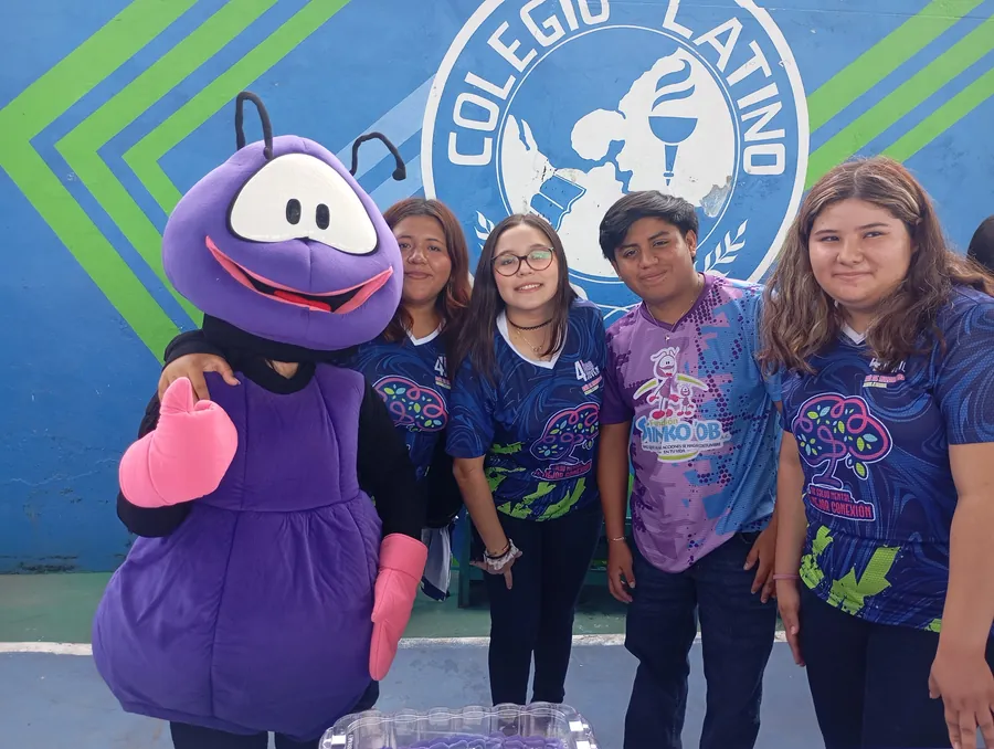 Estudiantes de Bachillerato de Colegio Latino con la mascota de la Fundación Siiniko'ob durante una actividad de voluntariado