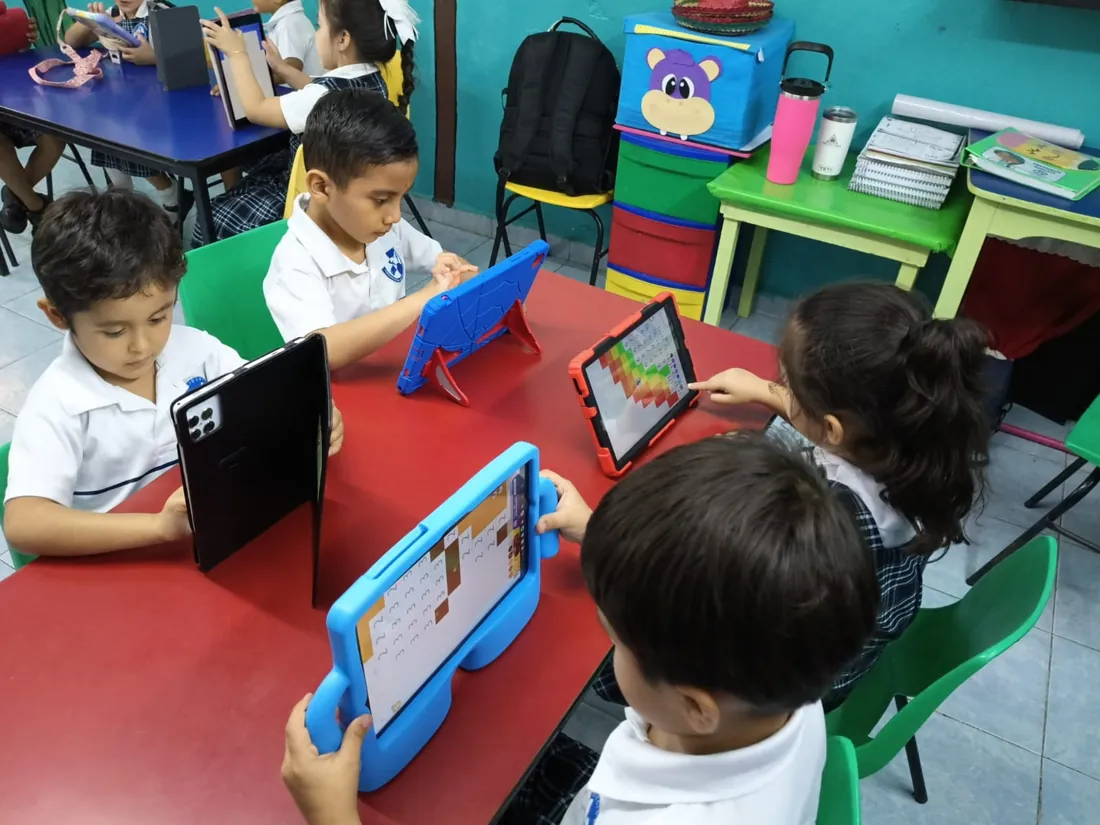 Estudiantes de Preescolar de Colegio Latino utilizando tabletas durante una actividad de Atmósfera Digital