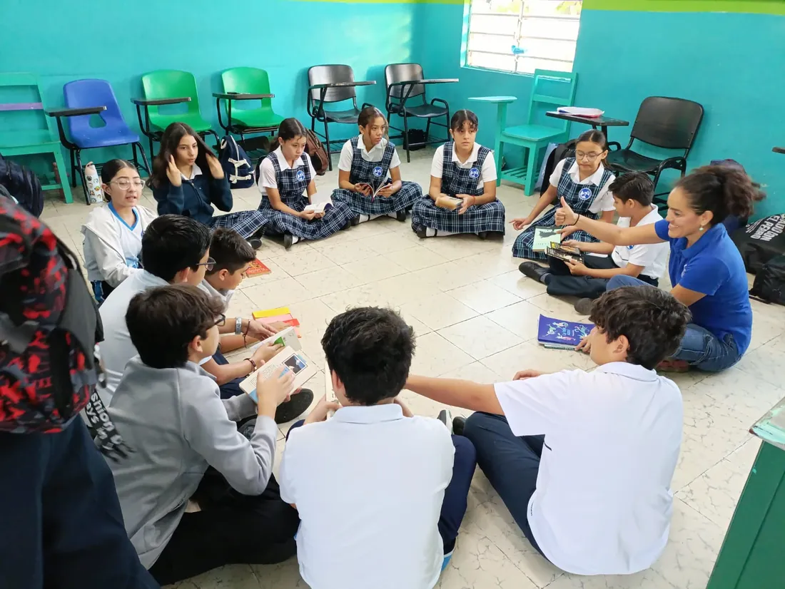 Docente de Colegio Latino acompañando a un grupo de estudiantes de Primaria en un círculo de lectura