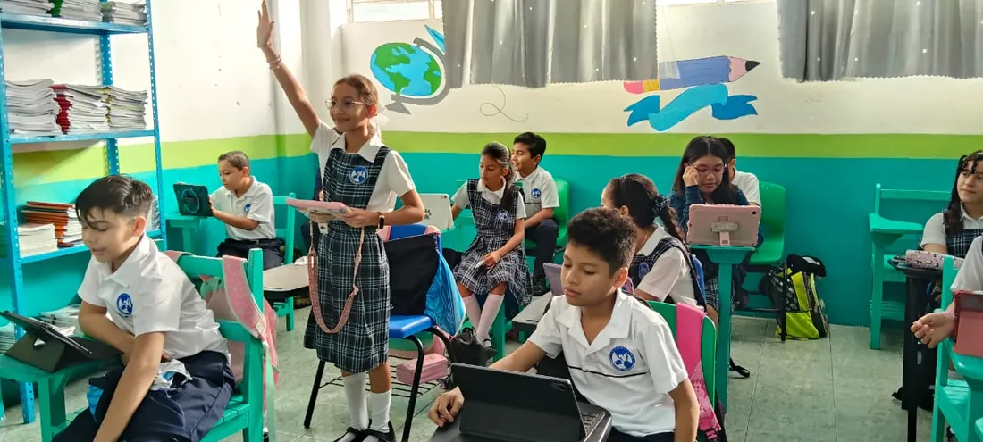 Estudiantes de Primaria de Colegio Latino utilizando tabletas y laptops durante una actividad de clase