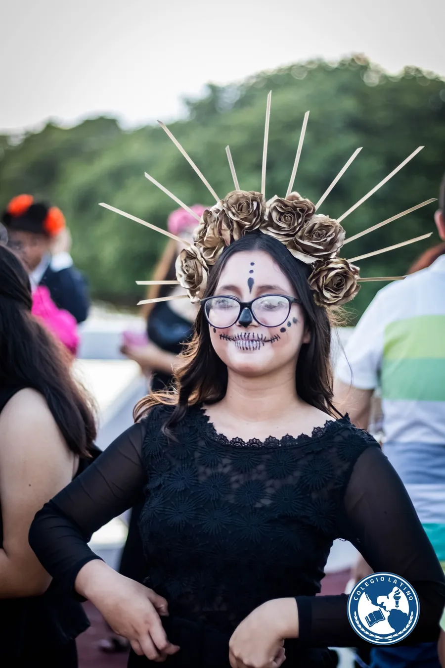 Estudiante de Secundaria de Colegio Latino caracterizada con maquillaje y tocado artístico en un evento cultural