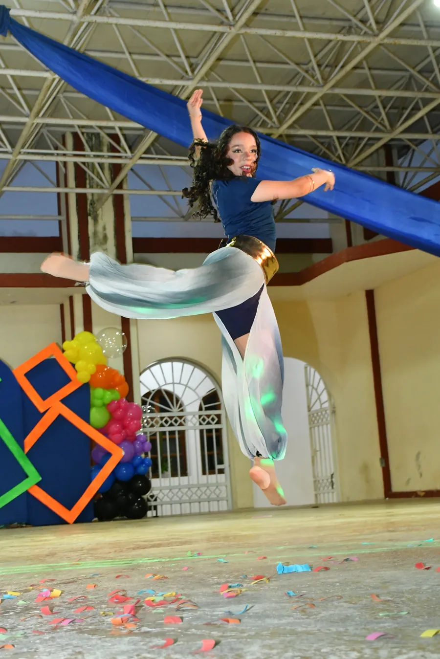 Estudiante de Secundaria de Colegio Latino durante una presentación de baile aéreo con telas