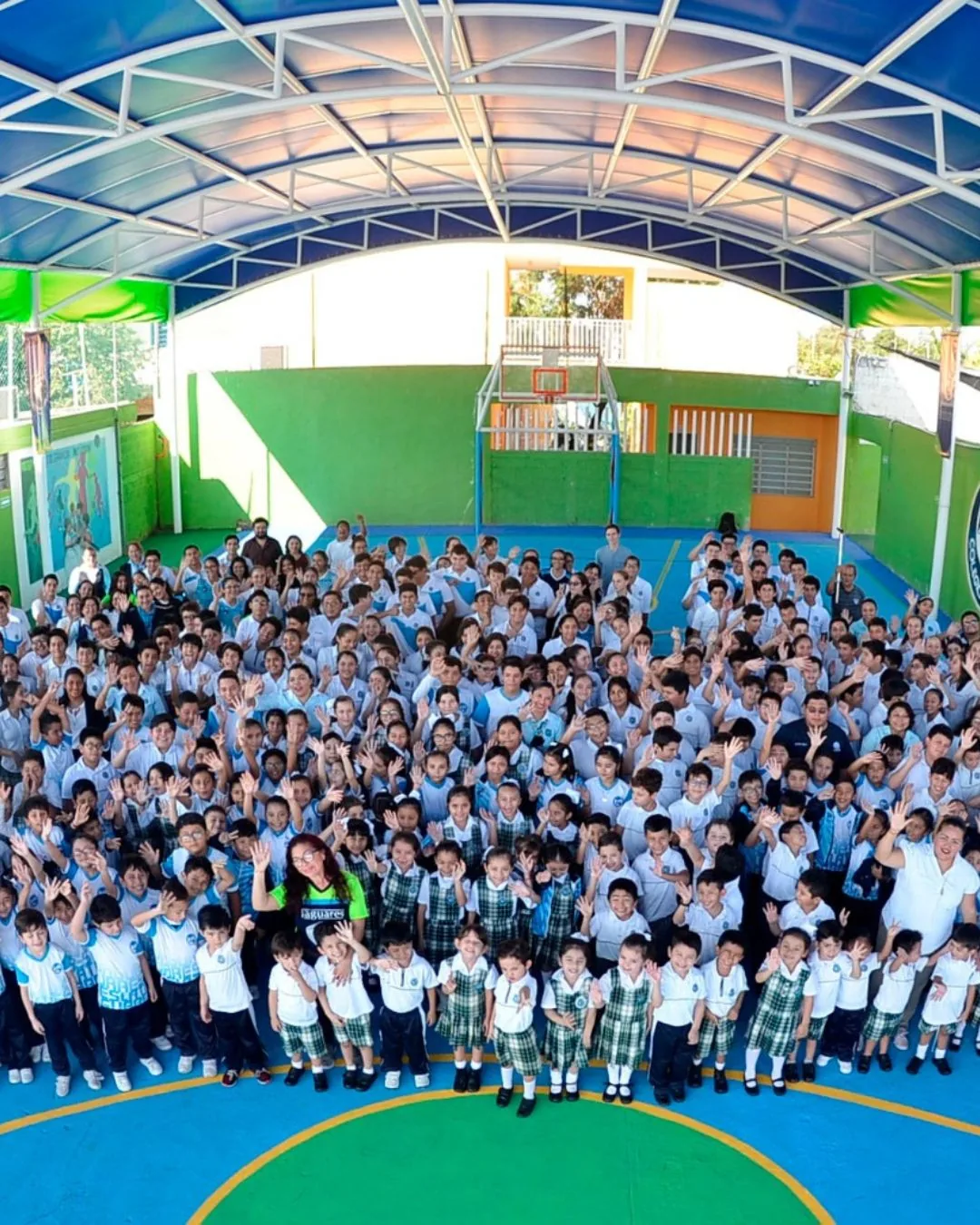 Comunidad escolar de Colegio Latino reunida en la inauguración del domo deportivo